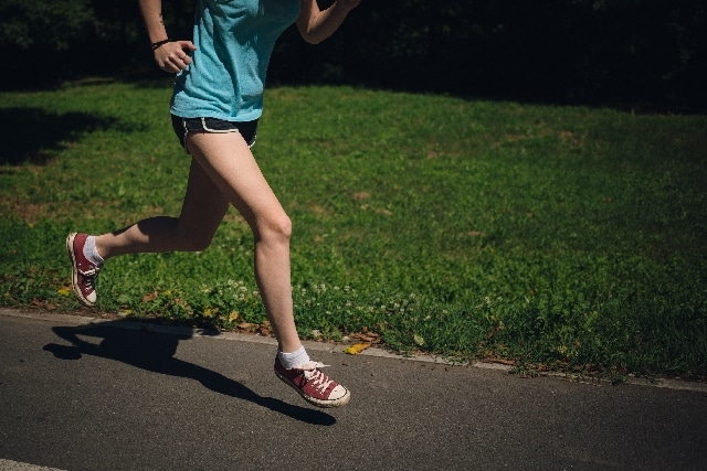 公園でジョギングする女性20のサムネイル画像
