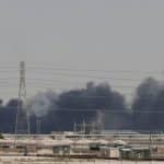 サウジアラビア・アブカイクにある国営石油会社サウジアラムコの施設が空爆を受け、黒煙が上がった（REUTER）