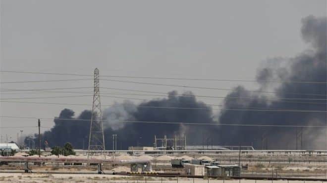 サウジアラビア・アブカイクにある国営石油会社サウジアラムコの施設が空爆を受け、黒煙が上がった（REUTER）